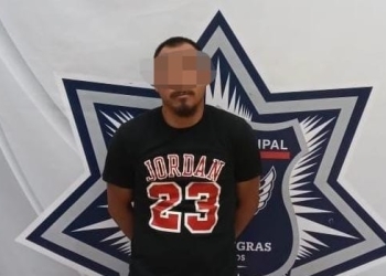 Lo detiene la policía por golpear a su pareja