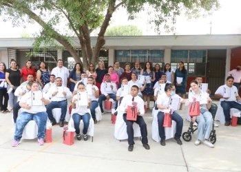 Felicitan a graduados del CAM