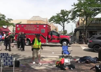 Tiroteo en el desfile por el 4 de julio en Chicago deja 5 muertos y 19 heridos