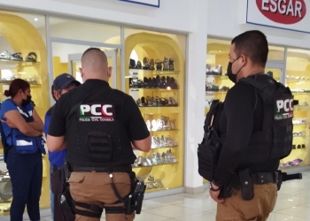 Sujeto intenta golpear a guardia de plaza comercial