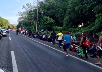 Caravana migrante parte hacia Huixtla