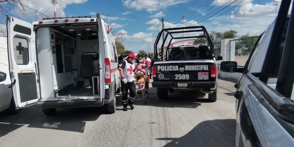 Se corta el cuello con el pico de una botella de vidrio