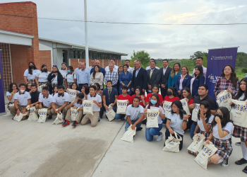 Estudiantes de Coahuila reciben beca