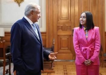 Astronauta mexicana es recibida en el Palacio Nacional