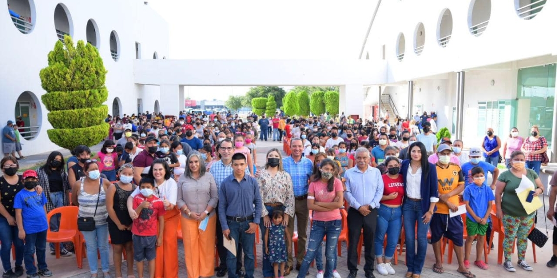 Contigo en la Educación entrega mil becas escolares