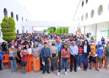 Contigo en la Educación entrega mil becas escolares