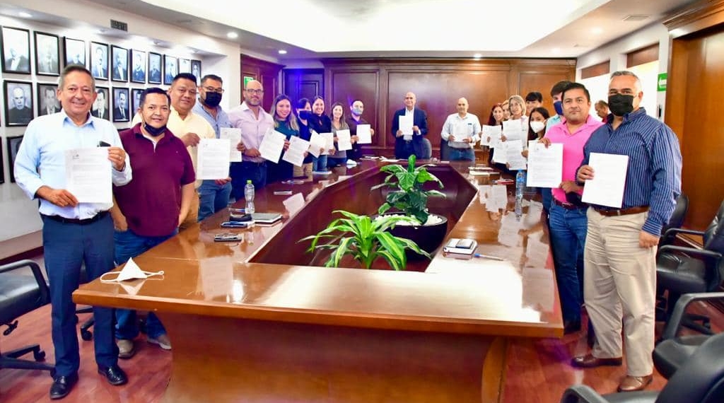 Firman convenio para becar a funcionarios