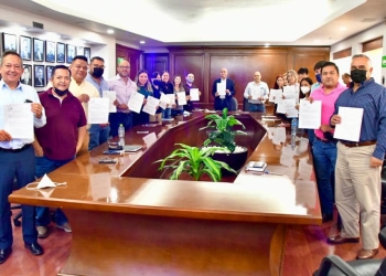 Firman convenio para becar a funcionarios