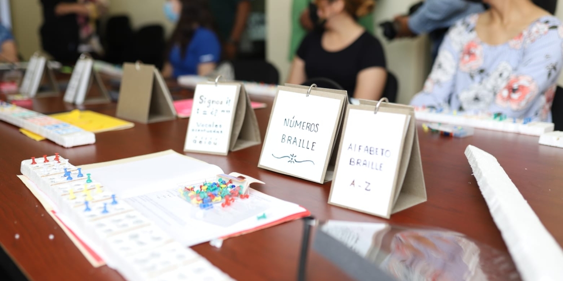 Jóvenes toman taller de Lecto-Escritura Braille