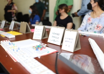 Jóvenes toman taller de Lecto-Escritura Braille