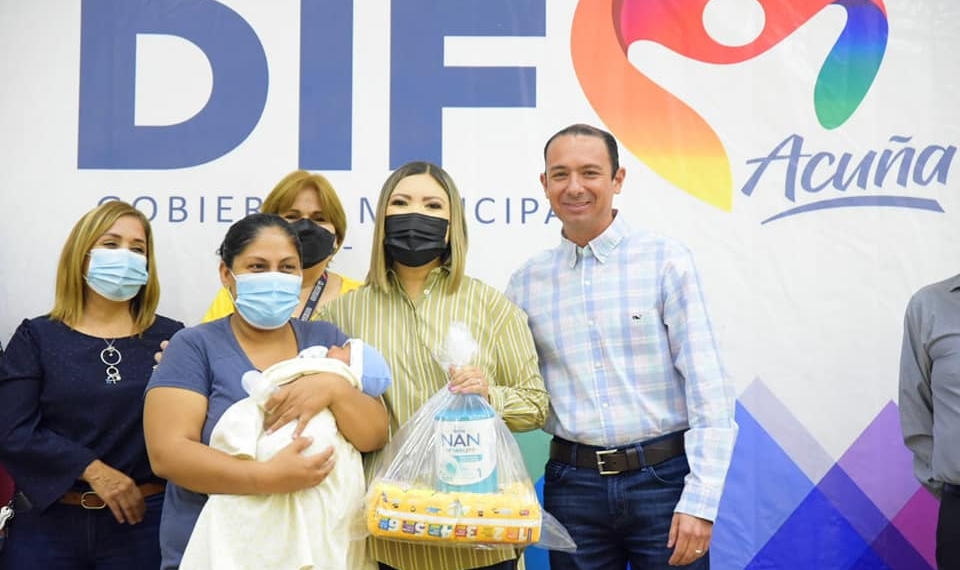 Programa Municipal “Apoyándote con el corazón” entregan leche y pañales