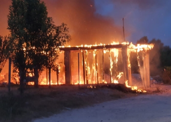 Incendio consume vivienda