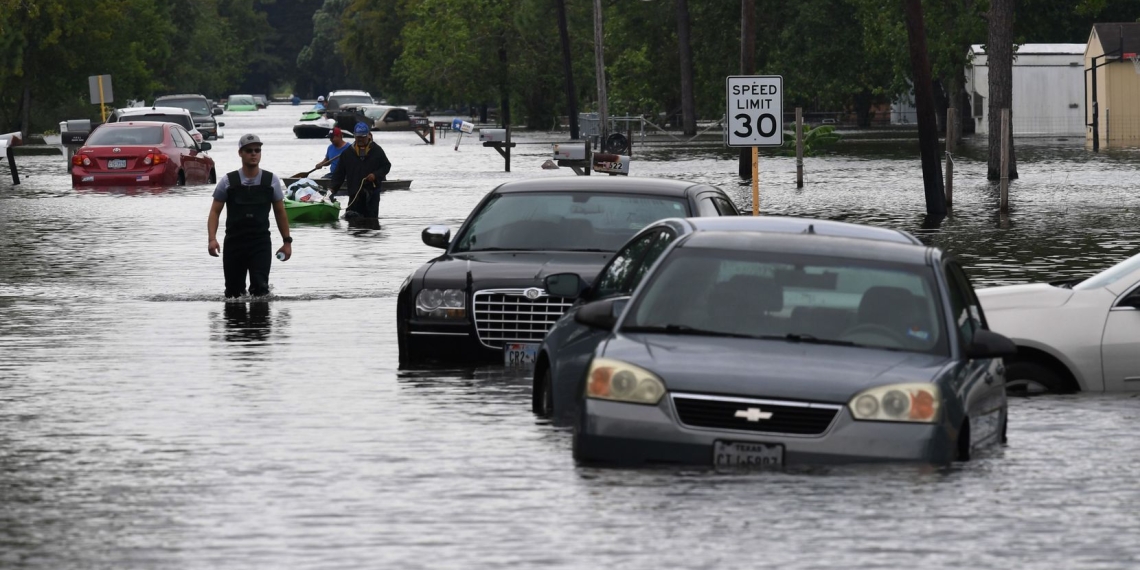Fuertes lluvias inundan calles en zona de Dallas-Fort Worth