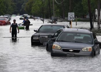 Fuertes lluvias inundan calles en zona de Dallas-Fort Worth