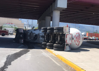 Se vuelca pipa de gas