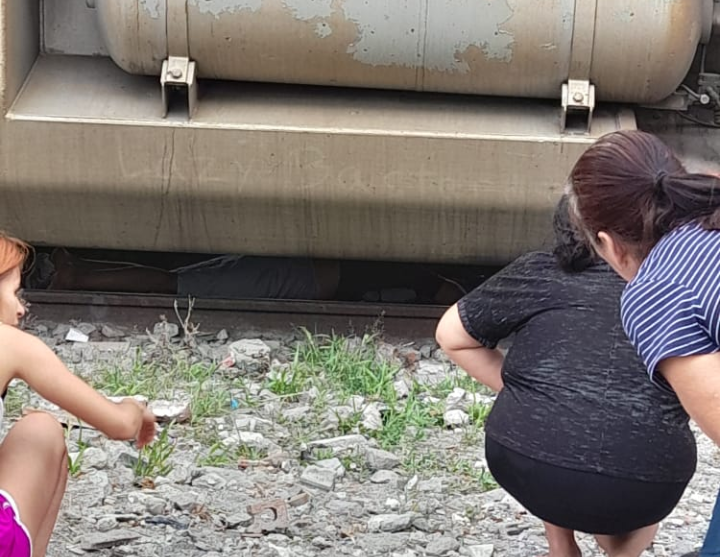 Le pasa el tren por encima