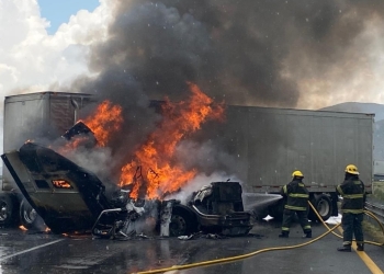 Arde tráiler en Arteaga