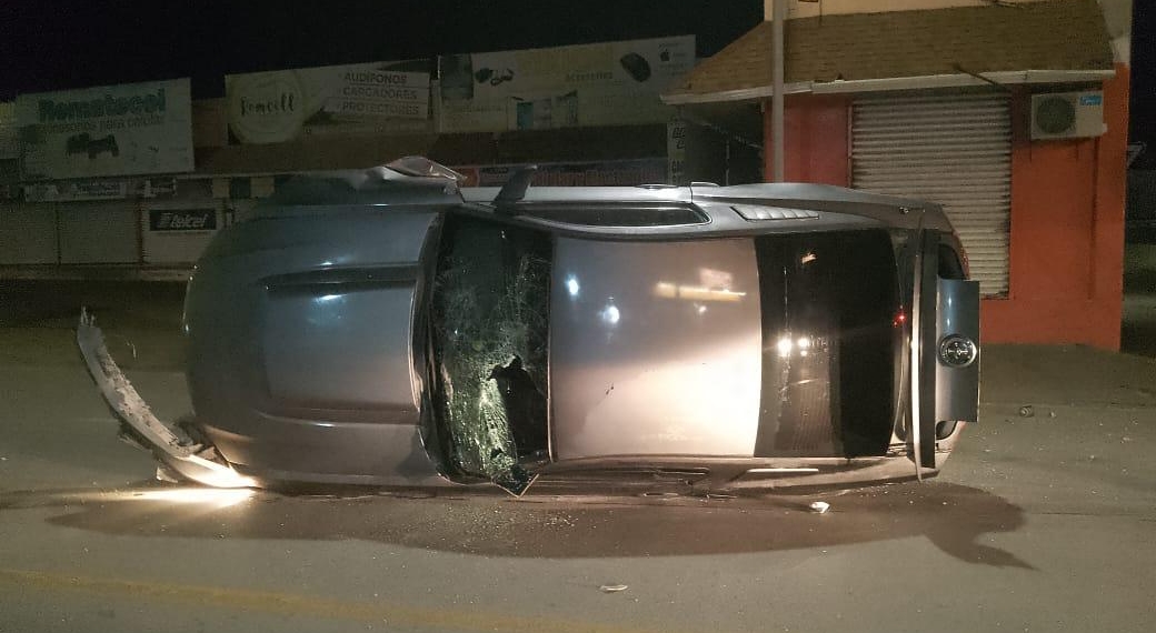 Abandonan deportivo tras choque volcadura