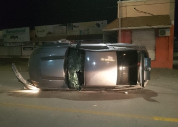 Abandonan deportivo tras choque volcadura