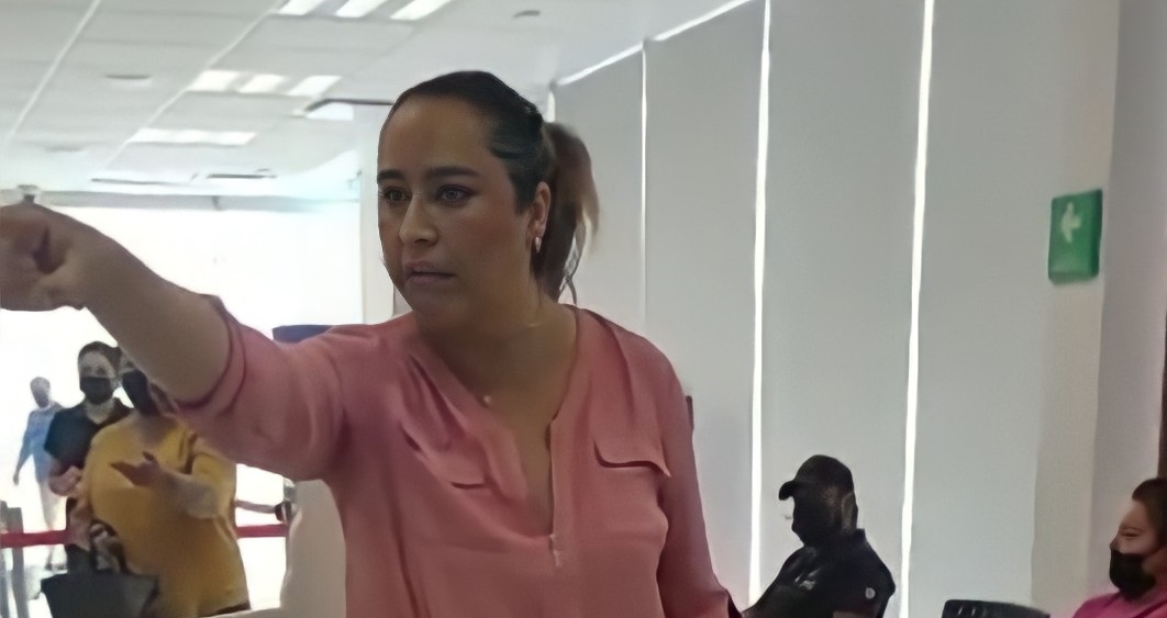 Esperan querella contra mujer que agredió y amenazó a empleados de banco