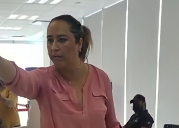 Esperan querella contra mujer que agredió y amenazó a empleados de banco