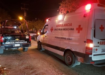 Adolescente es atacado con arma blanca en plaza pública