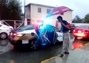 Elementos policíacos y cuerpos de emergencia apoyan a ciudadanos tras lluvia