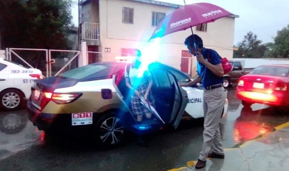 Elementos policíacos y cuerpos de emergencia apoyan a ciudadanos tras lluvia