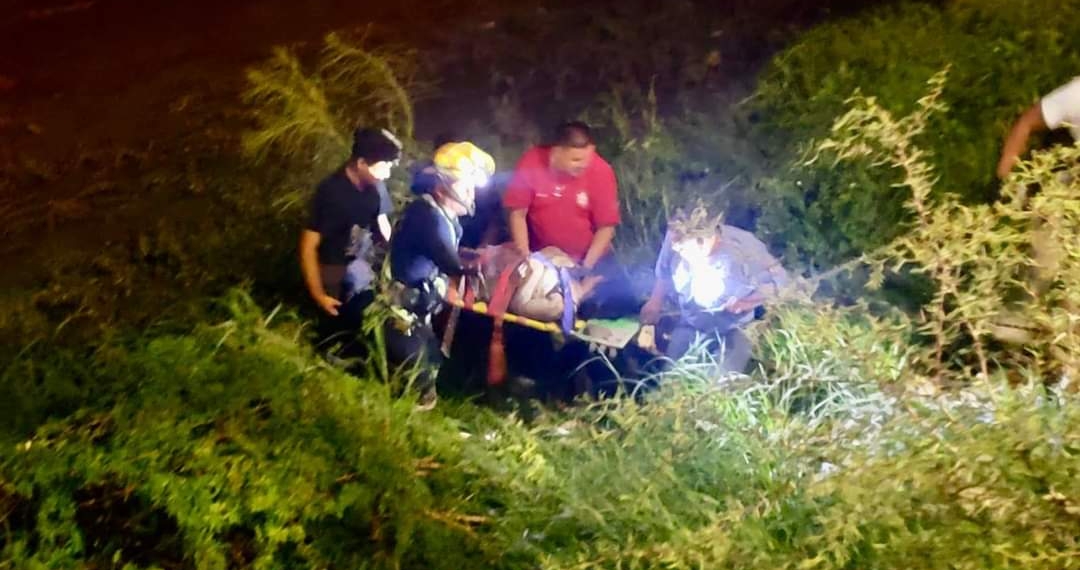 Mujer cae al fondo de arroyo y resulta lesionada