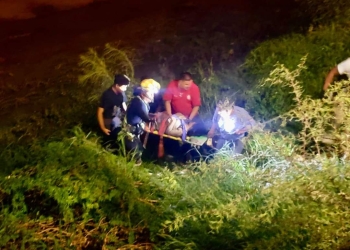 Mujer cae al fondo de arroyo y resulta lesionada