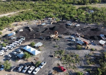 Logran salir cinco mineros; otros 10 siguen atrapados