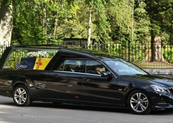Inicia el cortejo fúnebre de la reina Isabel II hacia Edimburgo