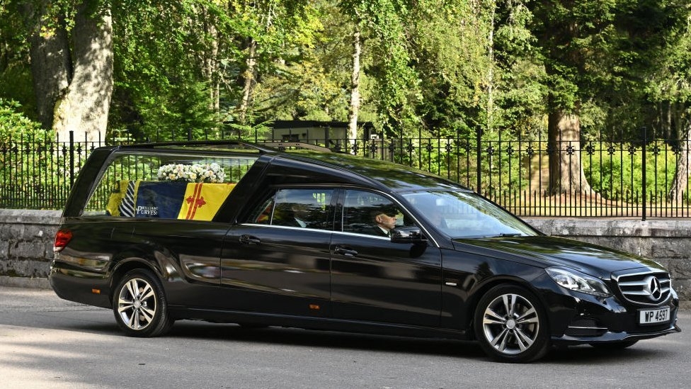 Inicia el cortejo fúnebre de la reina Isabel II hacia Edimburgo