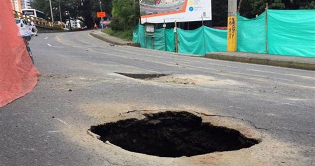 Humedad genera socavones en calles de Monclova