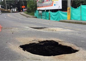 Humedad genera socavones en calles de Monclova