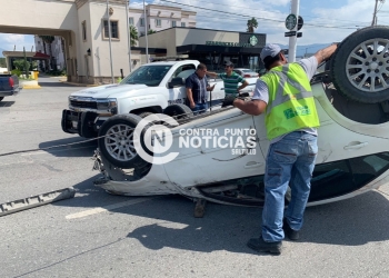 Vuelca mujer embarazada