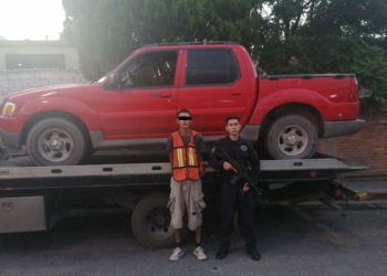 Acorralan a ladrón de camioneta