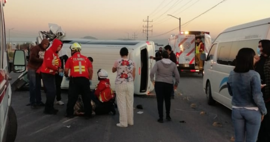 Se registra volcadura con 13 lesionados