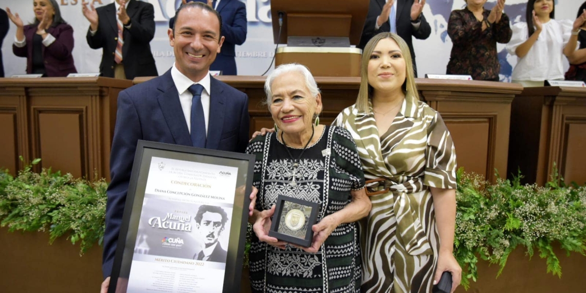 Entregan presea al mérito ciudadano “Manuel Acuña 2022”