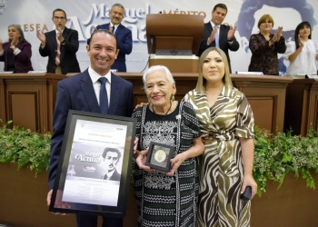 Entregan presea al mérito ciudadano “Manuel Acuña 2022”