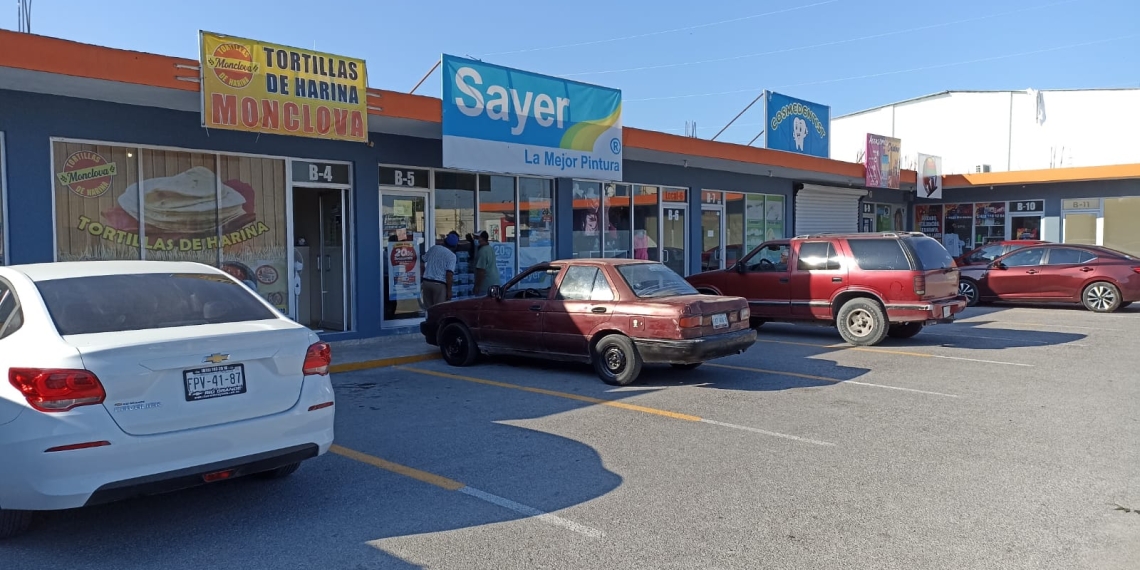 Cae uno de los ladrones de cableado eléctrico en plaza comercial