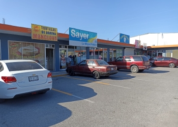 Cae uno de los ladrones de cableado eléctrico en plaza comercial