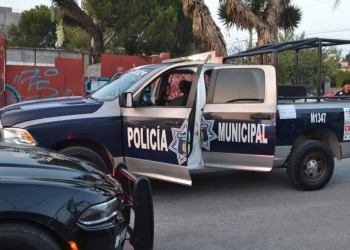 Le roban motocicleta mientras trabajaba