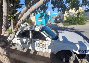 Ebrio taxista vuelca unidad tras circular a exceso de velocidad