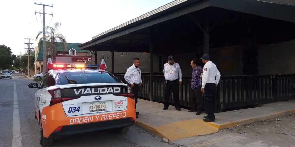 Tránsitos de Torreón ayudan a adulto mayor que olvidó cómo llegar a su casa