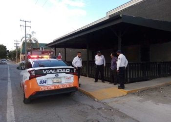 Tránsitos de Torreón ayudan a adulto mayor que olvidó cómo llegar a su casa