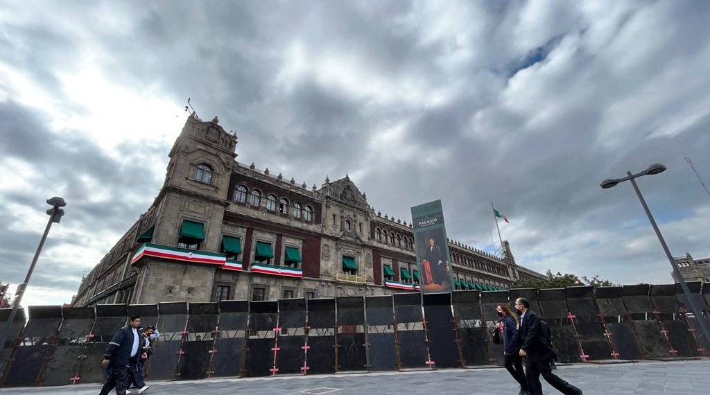 Blindan Palacio Nacional ante la marcha por el 8° aniversario de Ayotzinapa