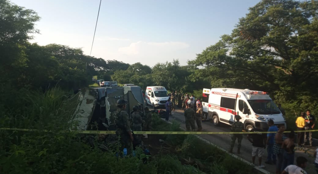 Tras intentar huir de la Guardia Nacional, volcó un camión con más de 100 migrantes en Veracruz