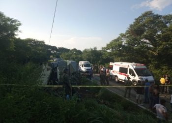 Tras intentar huir de la Guardia Nacional, volcó un camión con más de 100 migrantes en Veracruz