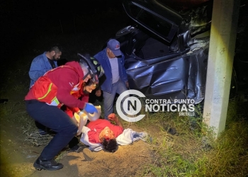 Hombre ebrio termina volcado en su vehículo